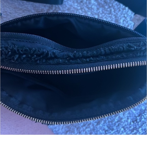Lululemon *Everywhere Belt Bag Large
2L *Fleece Sherpa Black/Gold* Unisex - Picture 4 of 9